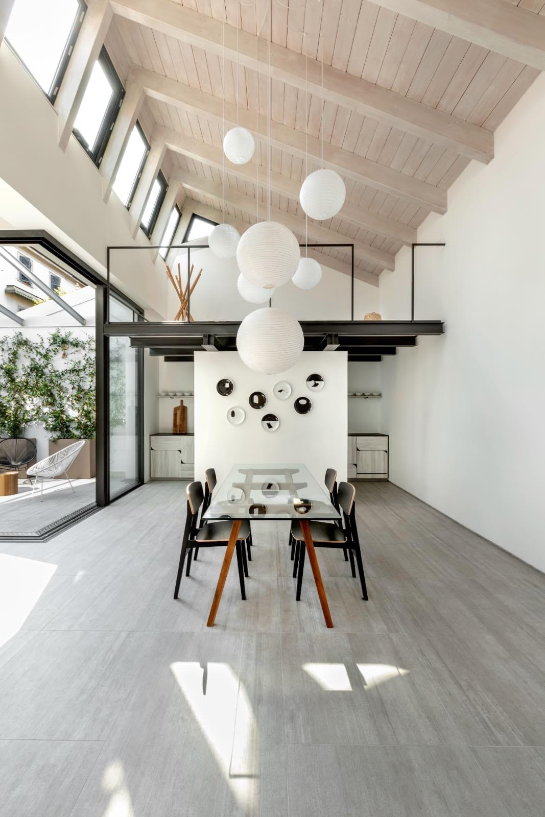 casa con techo de doble altura con entrepisos. estilo industrial loft