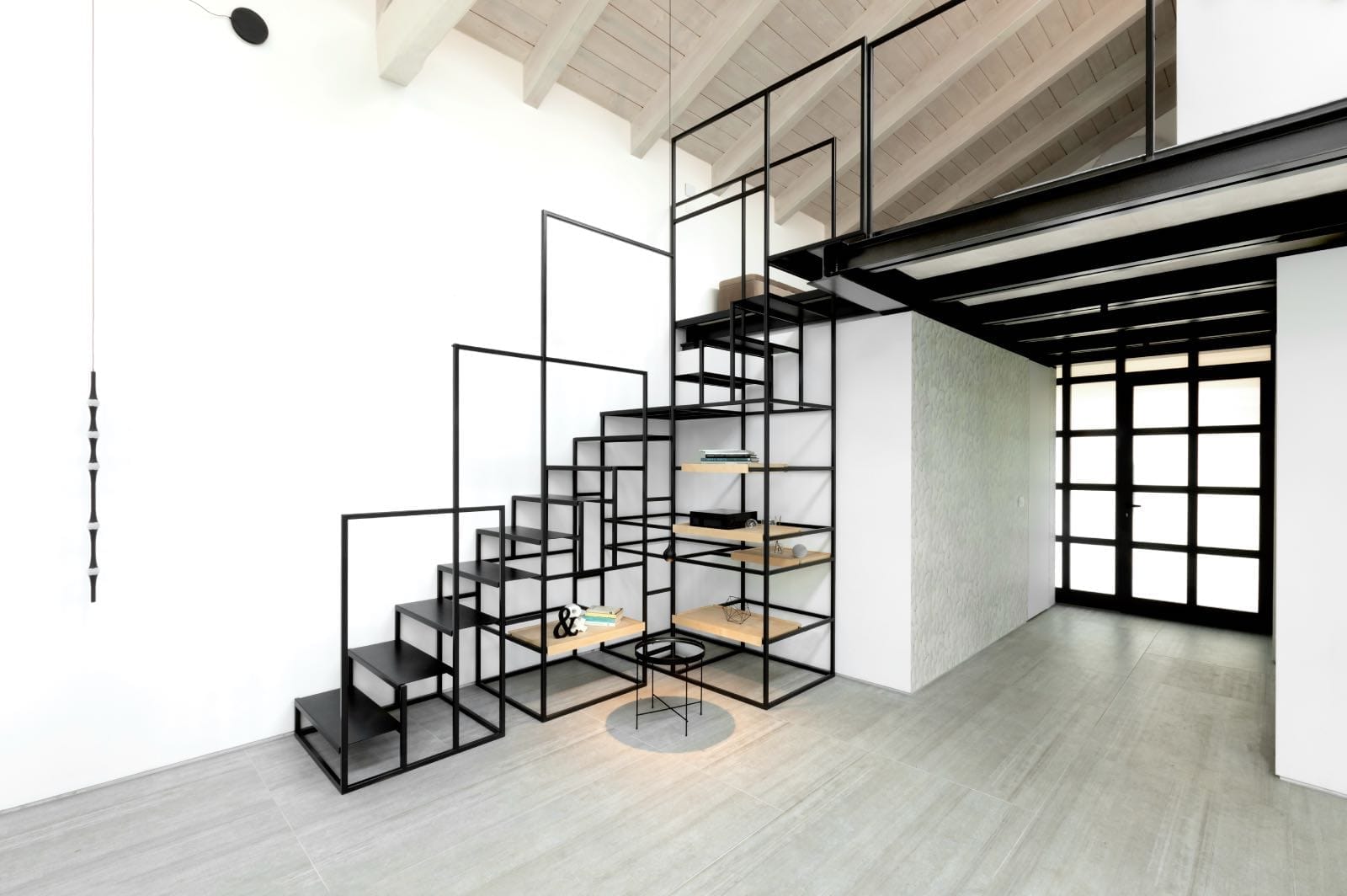 casa con techo de doble altura con entrepisos. escalera metal. estilo industrial loft