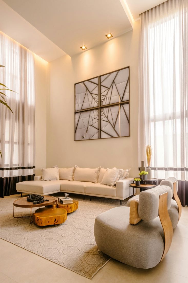 decoración de casa con techos altos. cuadro de gran formato y ventanales