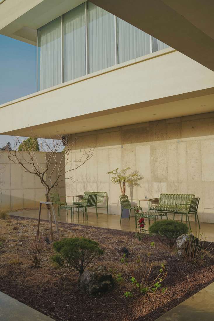 fachada de casa moderna blanco y color topo con jardín