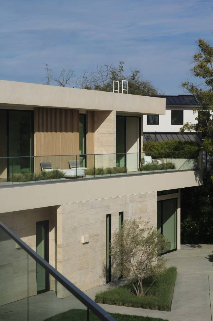 Colores para fachadas de casas: fachada moderna beige y arena con árbol. 