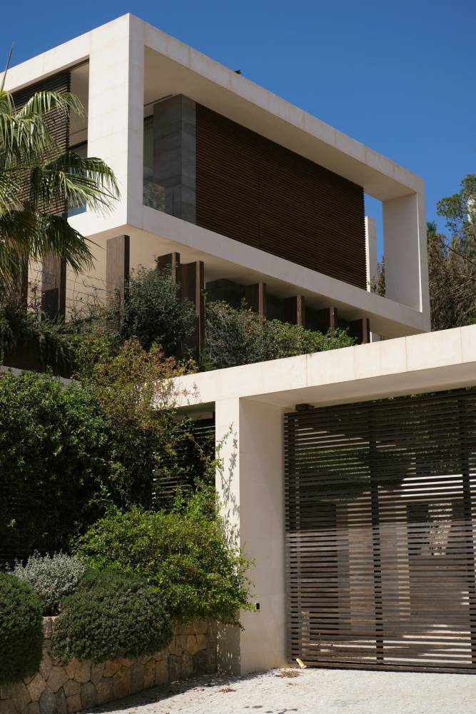 Colores para fachadas de casas: casa moderna beige con madera