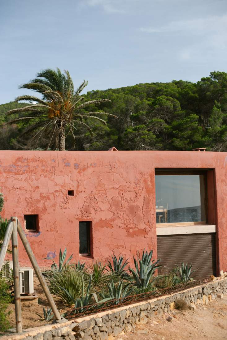 Colores para fachadas de casas: terracota. cada moderna con jardín