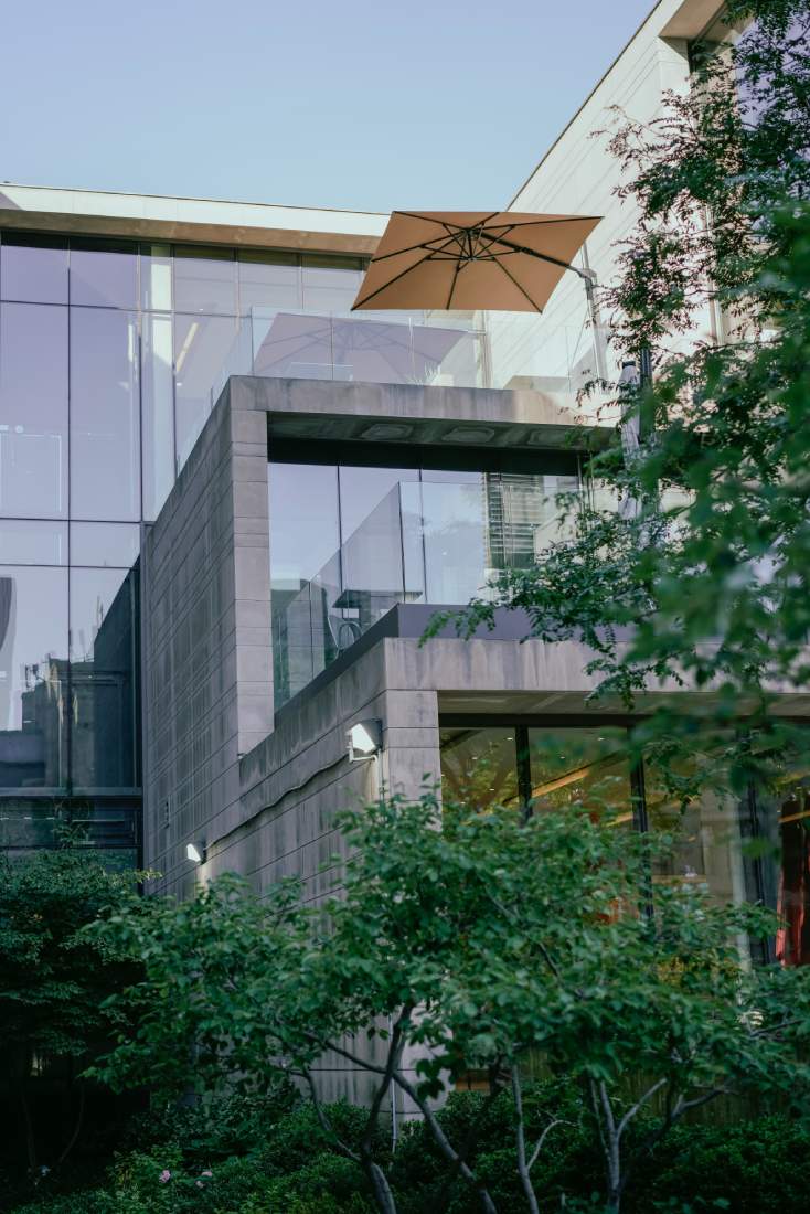 Colores para fachadas de casas: gris oscuro. casa moderna hormigón