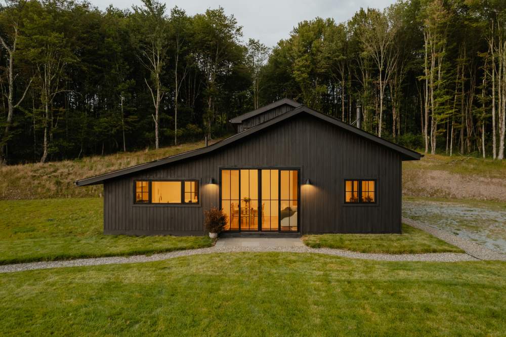 Colores para fachadas de casas: gris oscuro. casa moderna madera