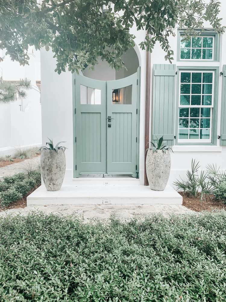 Colores para fachadas de casas: verde oliva suave. 