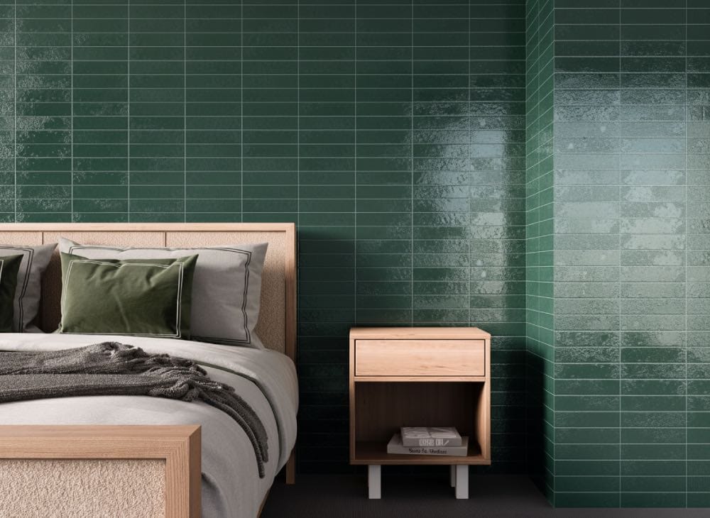 dormitorio con azulejos verdes de pared