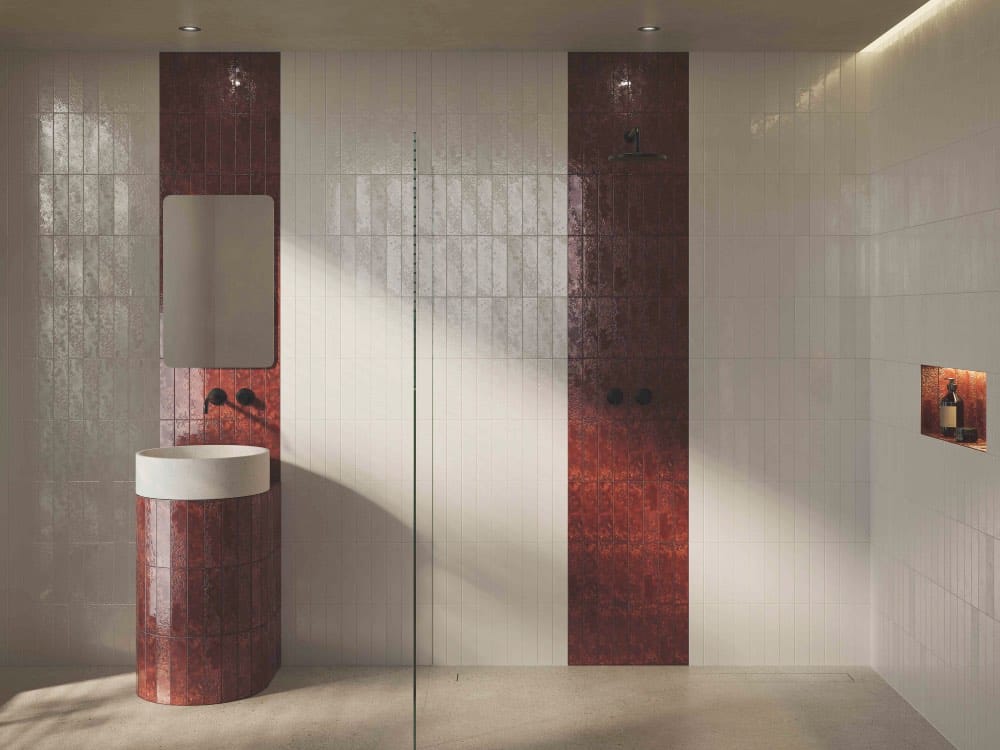 cuarto de baño con azulejos rojos y blancos modernos