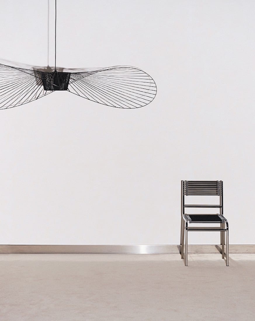 muebles de acero de diseño. silla y lámpara modernas