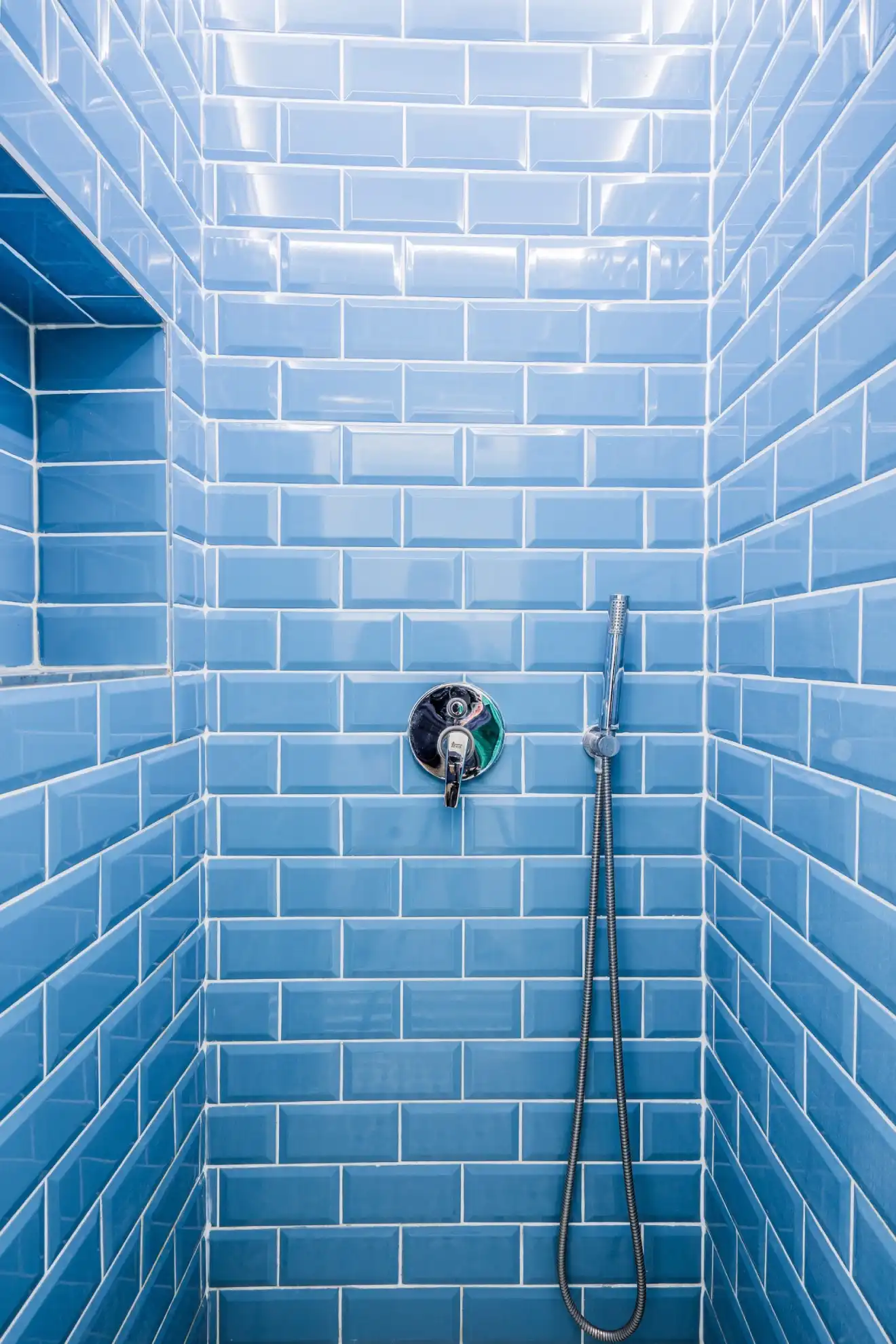 cabine de douche avec une carrelage en brique bleue