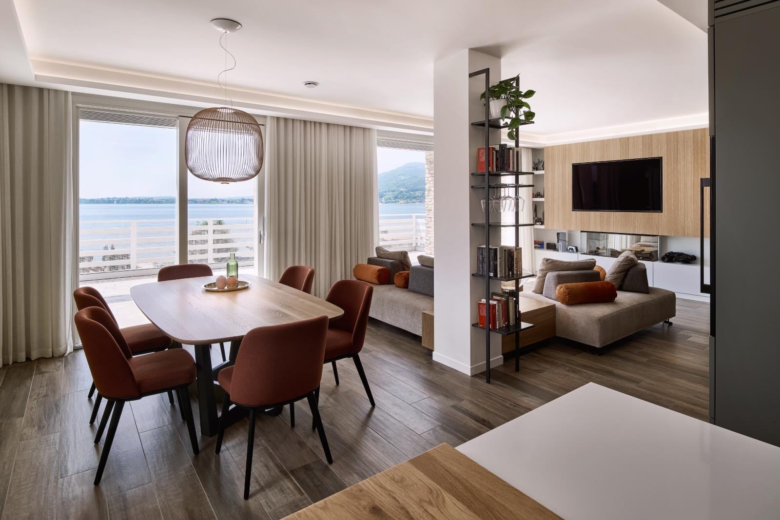 muebles de comedor. Mesa de madera con sillas tapizadas