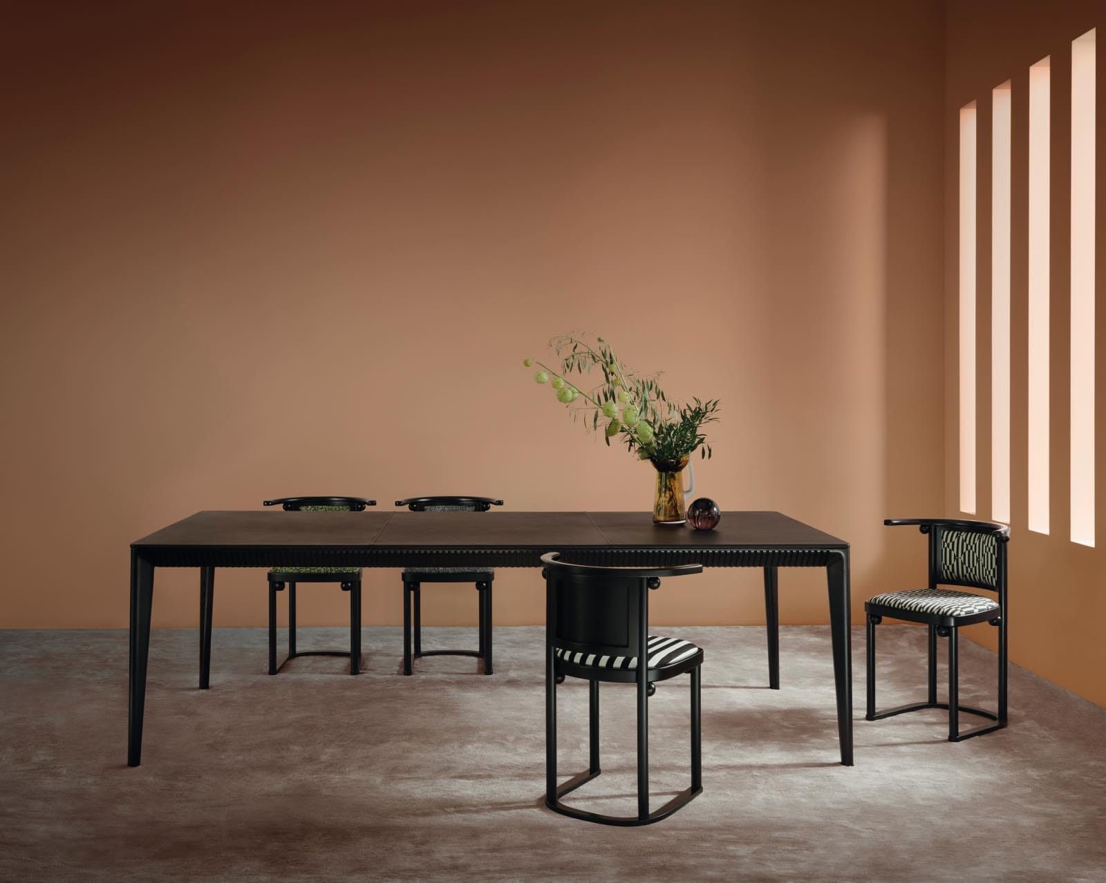 muebles de comedor: mesa negra moderna con sillas a juego