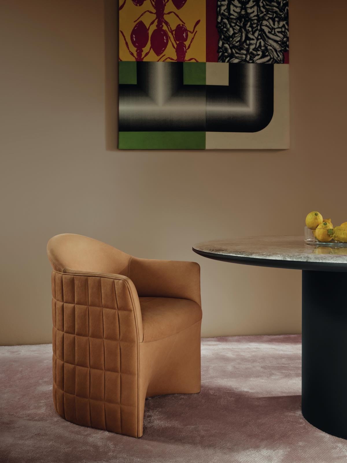 muebles de comedor. Silla de comedor de piel marrón mullida