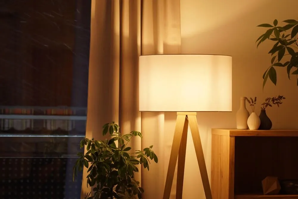 lampe tripode avec ampoule chaude