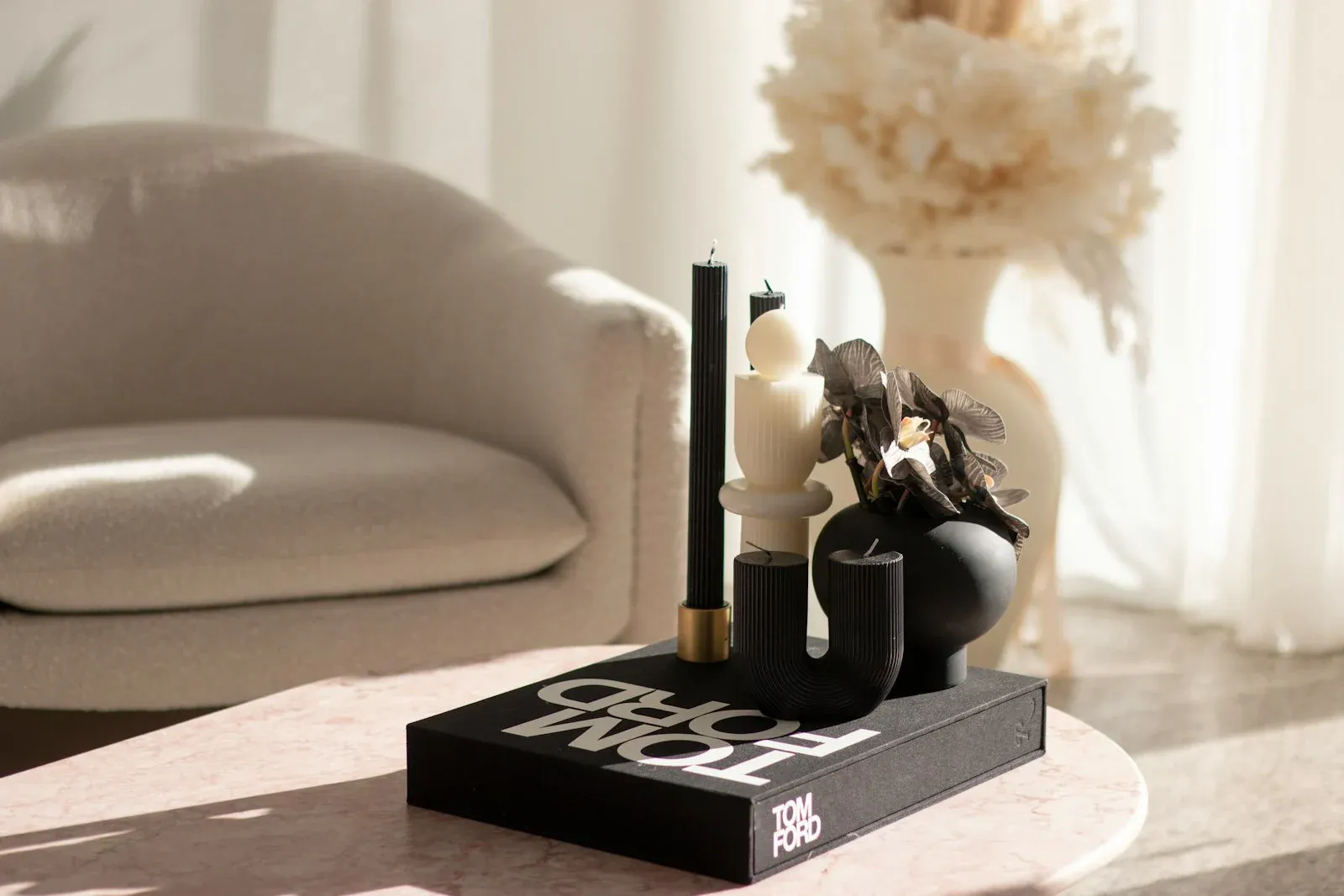 éléments déco noirs sur une table basse en marbre
