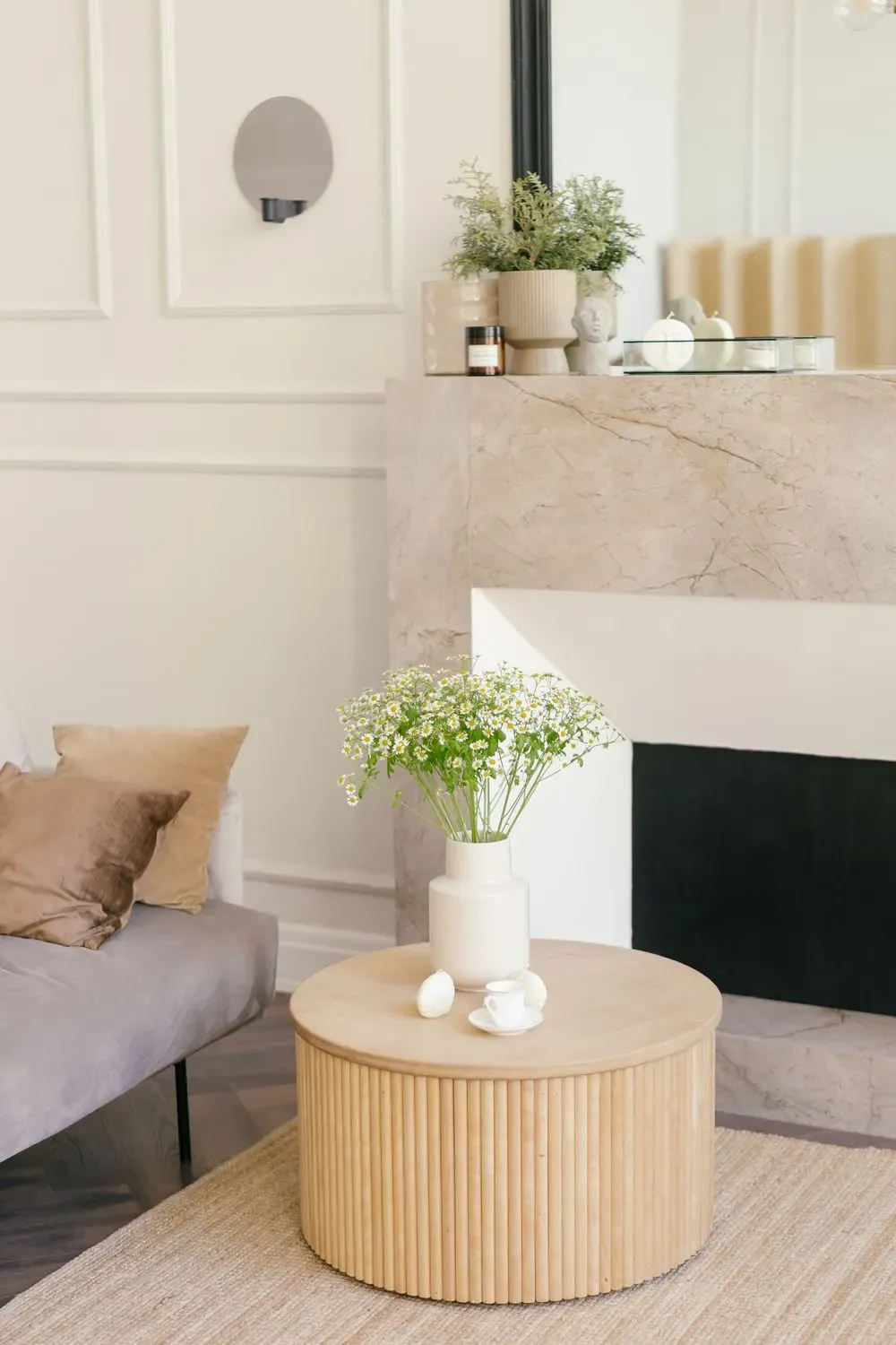 salon moderne avec cheminée en marbre et table basse ronde en bois