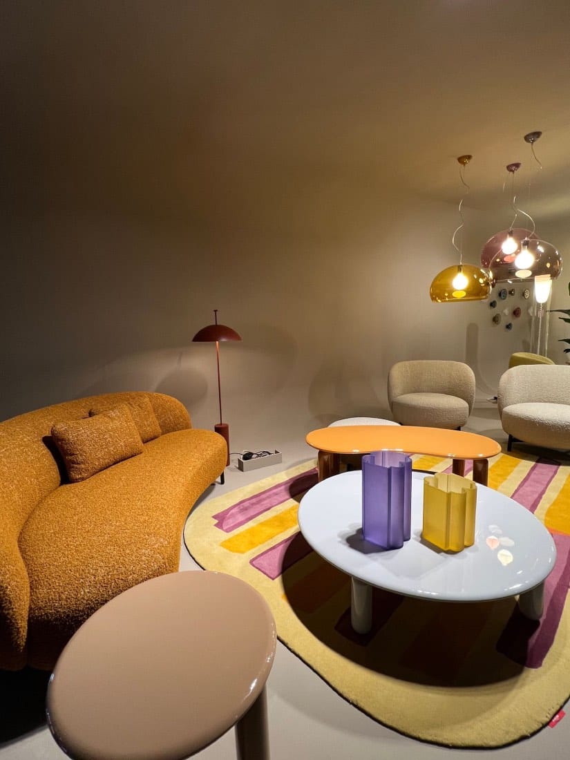 sala de estar moderna estilo seventies con lámparas colgantes. tendencias iluminación