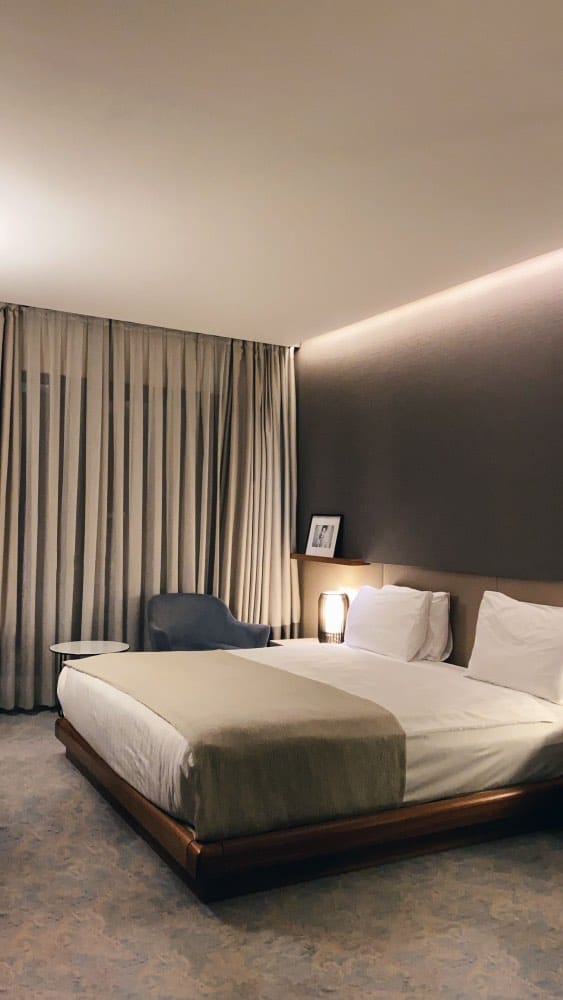 dormitorio moderno con luz tenue, tendencias iluminación
