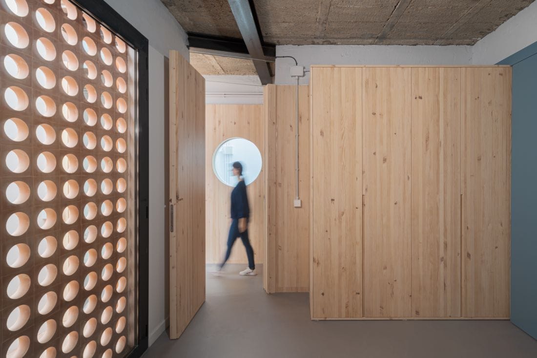 diseño de casa moderna con muebles de madera de pino