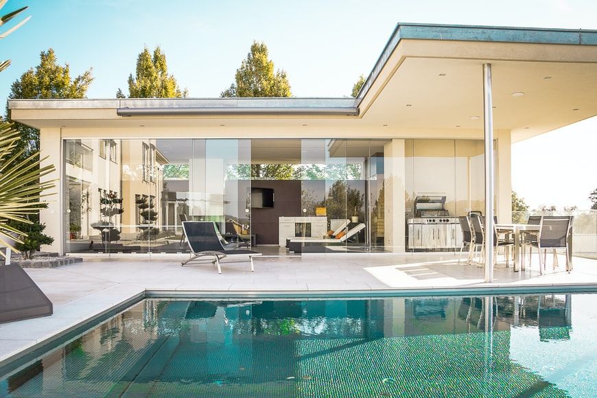 Casa de una planta con cristalera y piscina: diseños de casas de un piso con planos