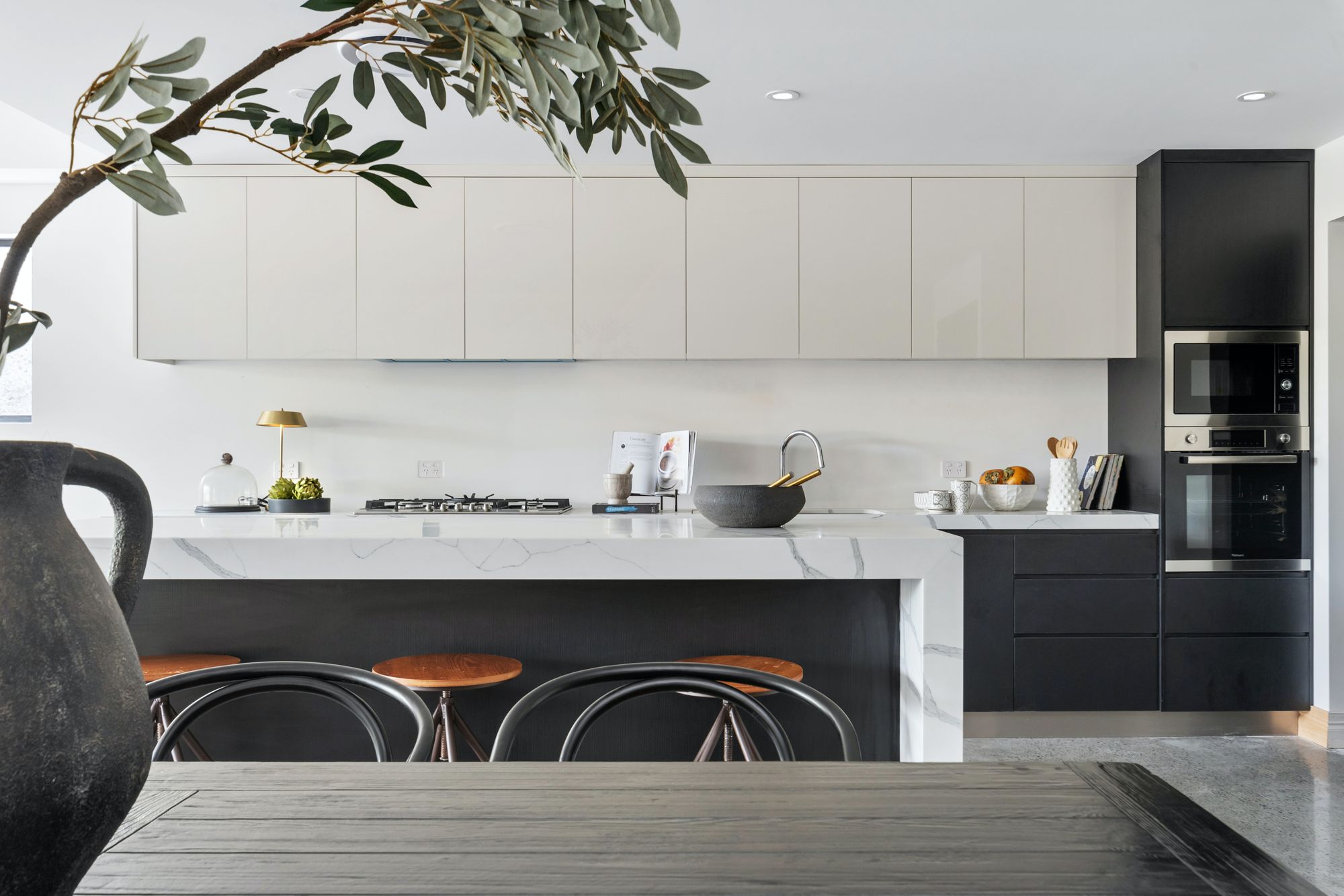 Cocina moderna minimalista de diseño con detalles de madera