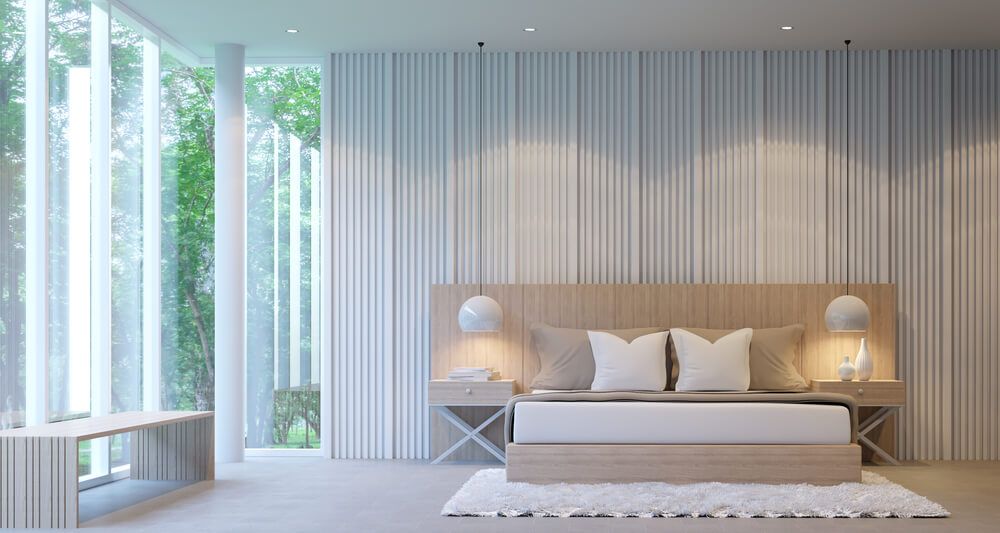 Chambre à coucher moderne, blanche et luxueuse, décorée de treillis en bois