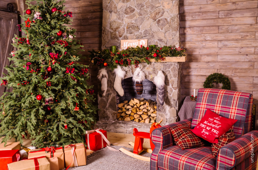 sapin de Noël avec une cheminée, un fauteuil et des cadeaux dans un intérieur rustique