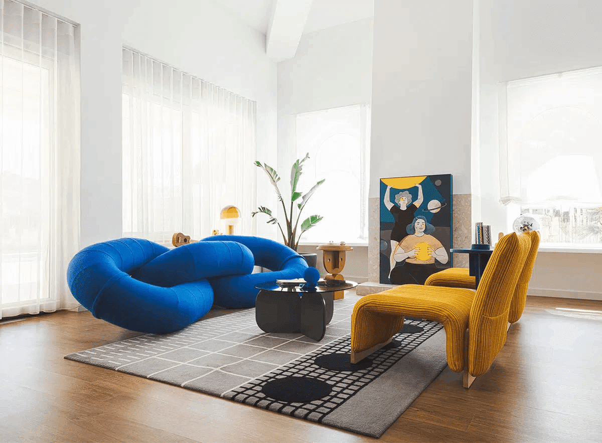 salón moderno con sofá de diseño creativo azul en forma de cadena, link de sancal por raw color