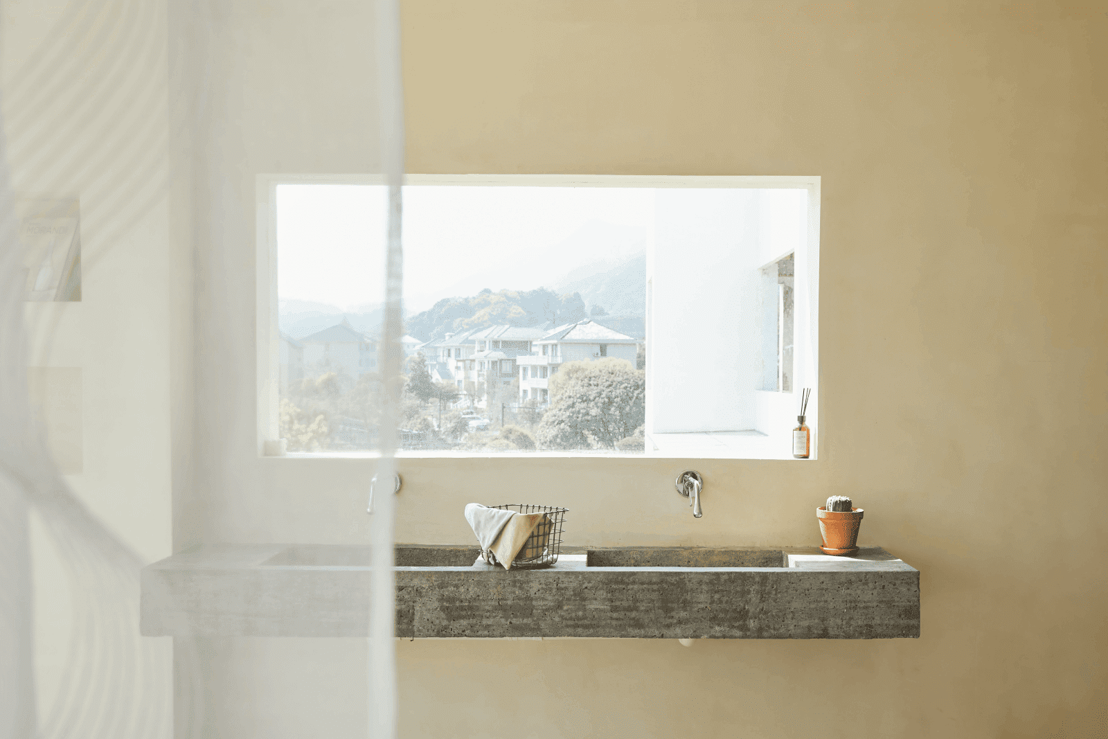 baño de color beige con encimera de hormigón, colores de baños modernos de tendencia