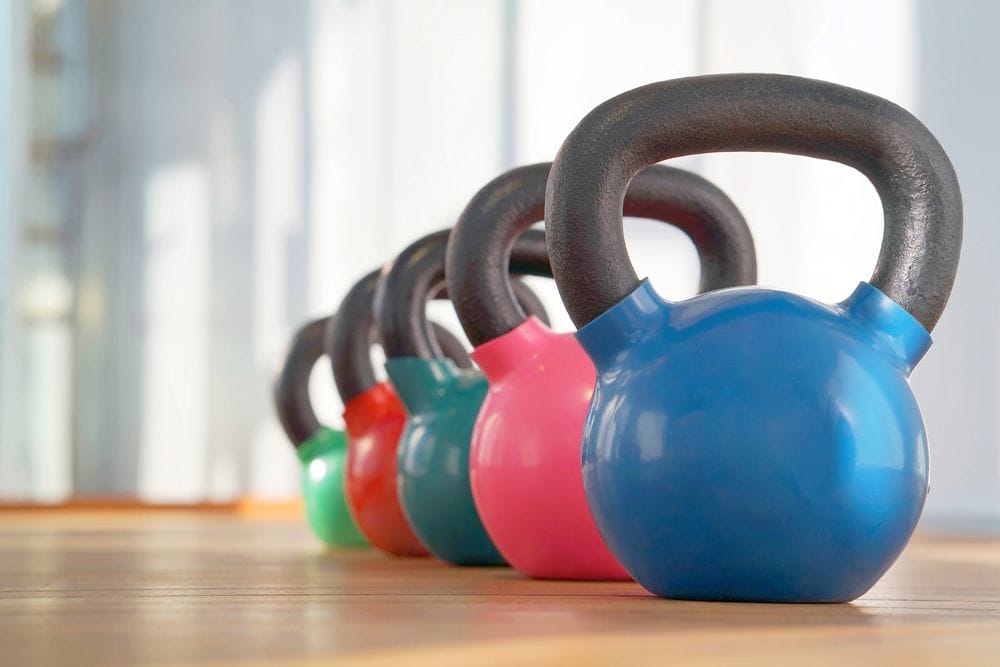 kettlebells en couleurs différentes 