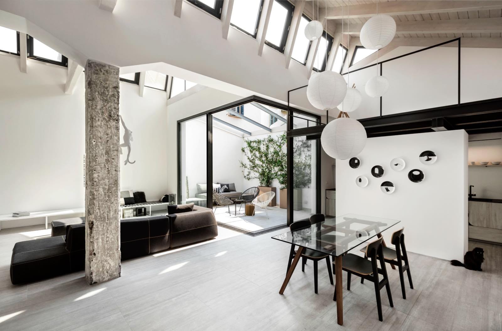 loft de estilo industrial moderno con sala de estar, comedor, cocina, terraza y altillo