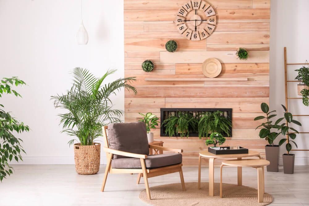 Elegantes Wohnzimmerinterieur mit Sessel, Grünpflanzen und Miniatur-Zen-Garten