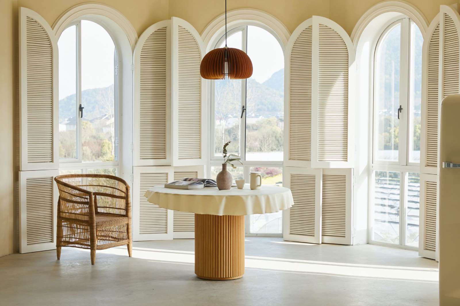 comedor de diseño sostenible con ventanales y muebles de madera