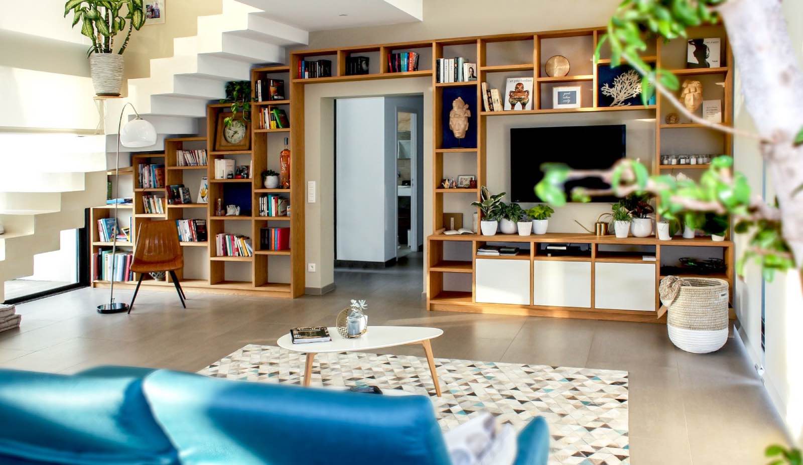 sala de estar de diseño sostenible con librería de madera