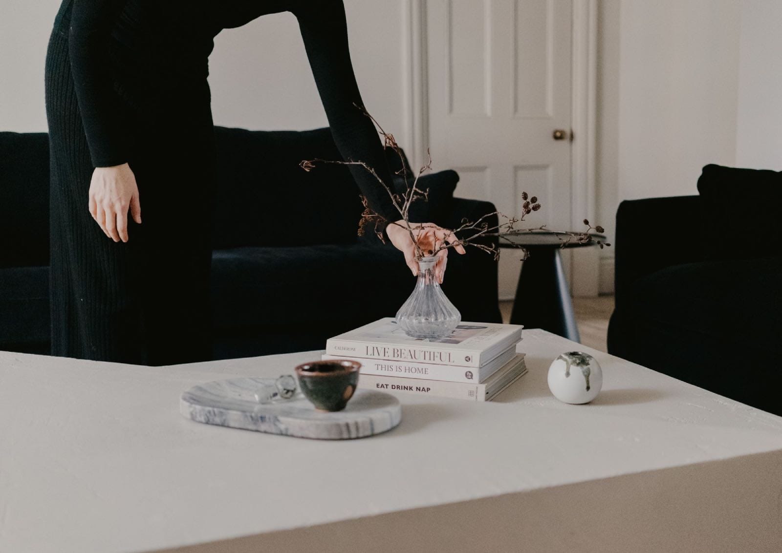 decoración de lujo con libros y accesorios de mármol