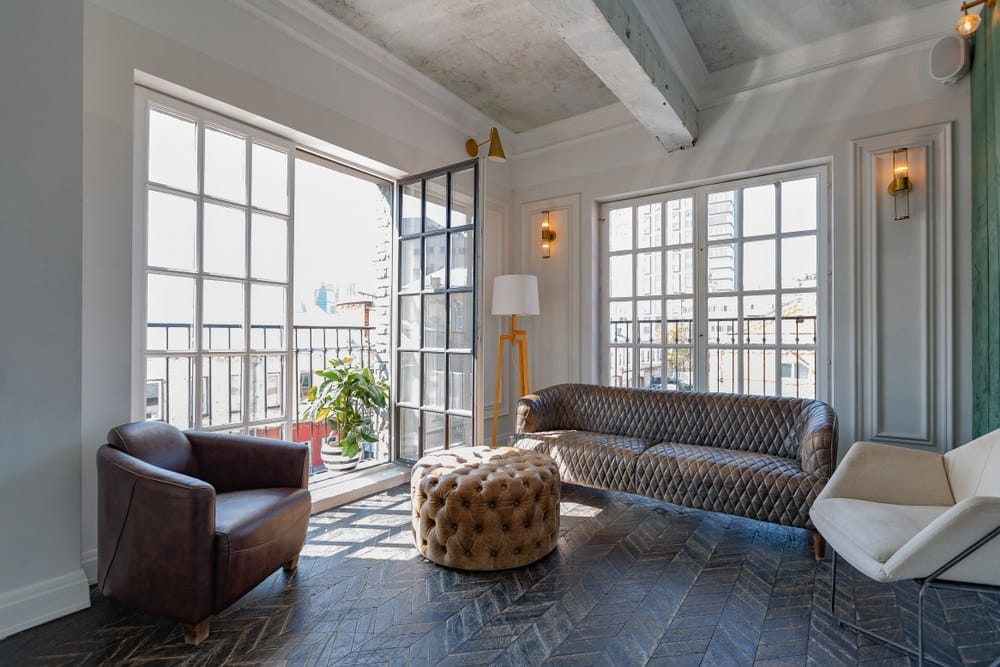 loft moderne avec un mélange de meubles anciens et modernes 