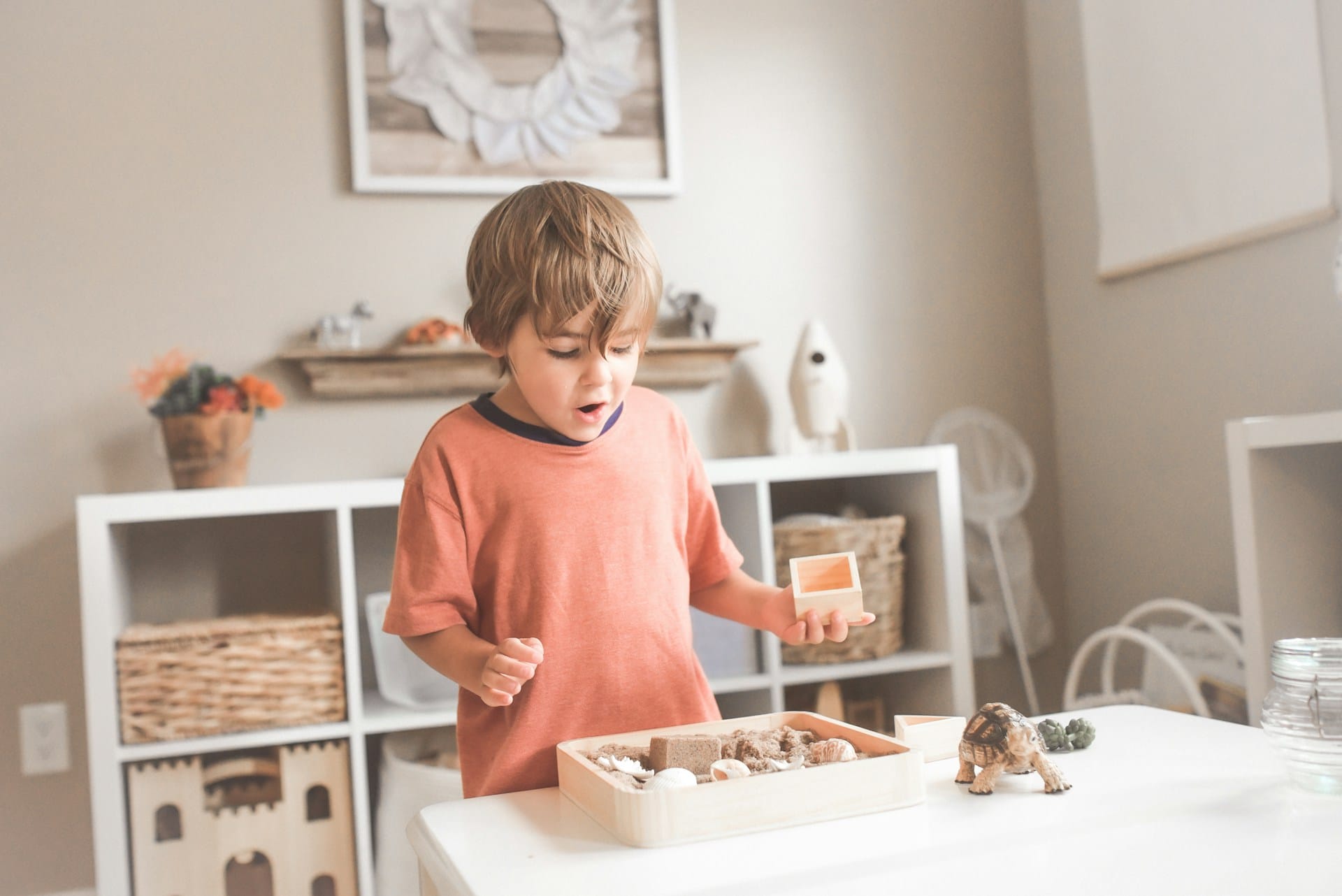 un petit garçon dans une chambre montessori