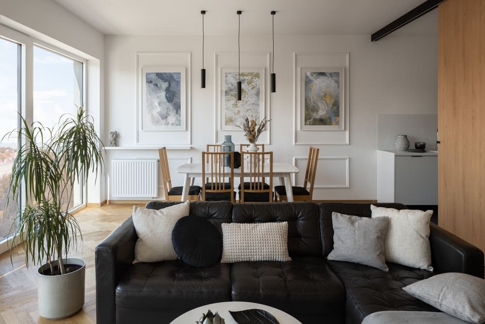 Decoração de sala com sofá preto