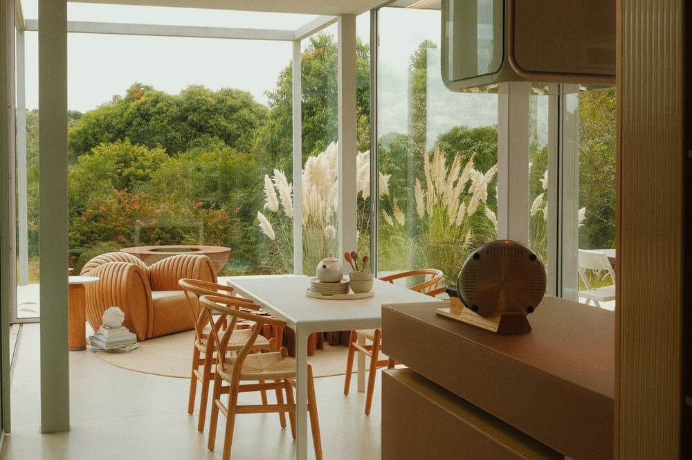 sala de jantar com janelas amplas para aproveitamento da iluminação natural