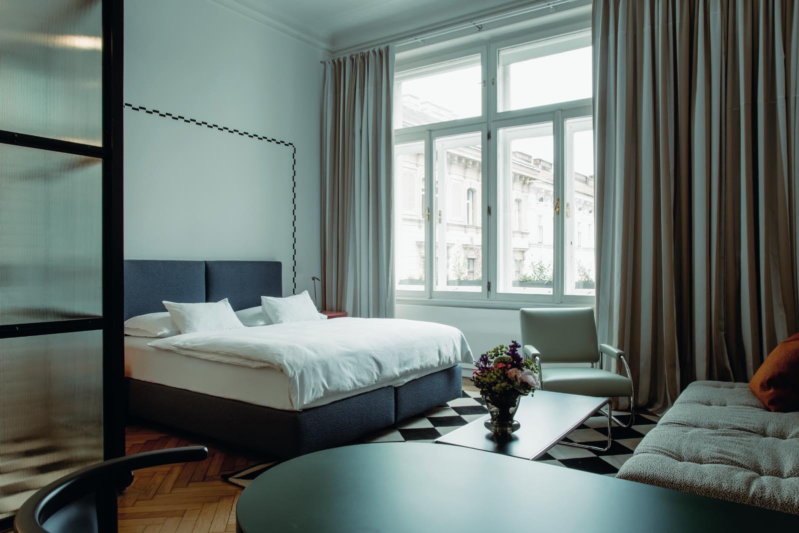 cómo decorar un dormitorio con personalidad: habitación moderna, Hotel Altstadt Viena