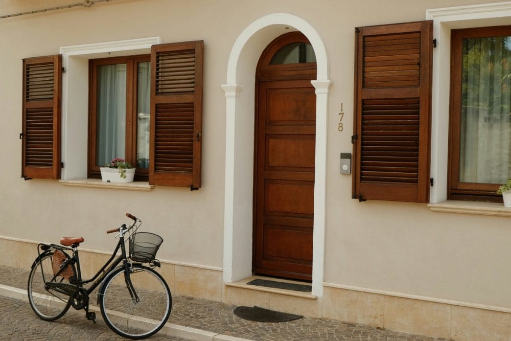 casa con puerta exterior de madera, puertas para casas