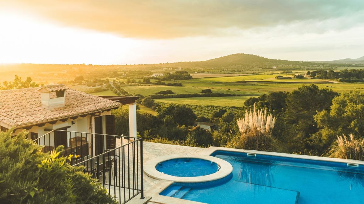 quincho y piscina en casa elegante con vistas