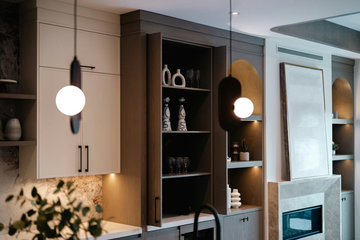 Mueble desayunador escamoteable en cocina moderna. 