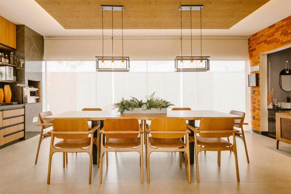 diseño de comedor moderno con madera y lámparas colgantes