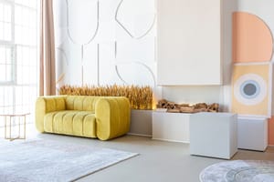 žlutá pohovka v moderním obývacím pokoji