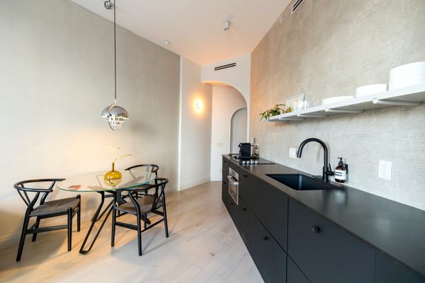 cocina de diseño multifuncional con muebles minimalistas y comedor pequeño