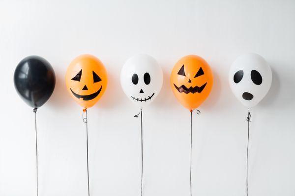 Halloween luftballons in schwarz, weiß, orange