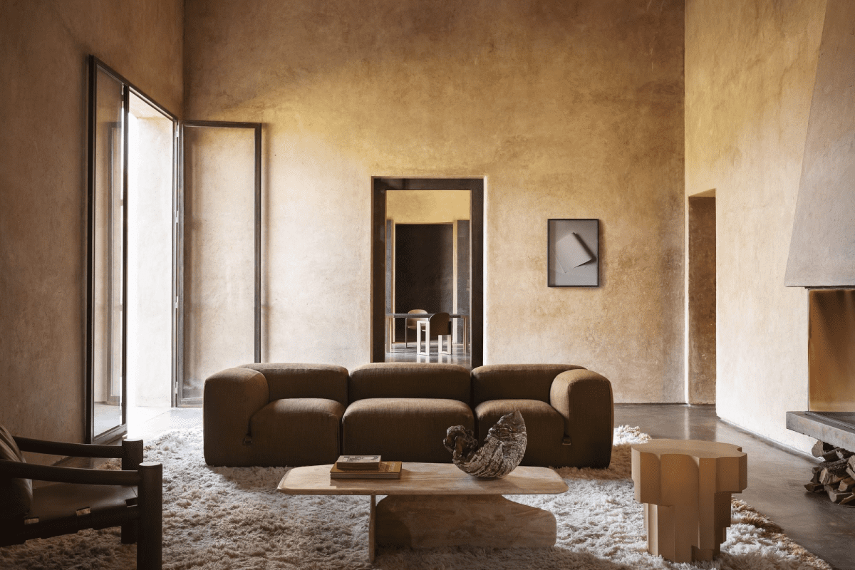 Sala de estar moderna con Sofá de diseño marrón Le Mura de Mario Bellini, Tacchini