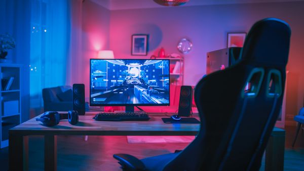 Leistungsstarkes Personal Computer mit Shooter-Spiel auf dem Bildschirm in einem Gaming Zimmer