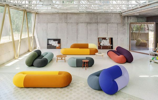 sofás de diseño redondos de colores en sala de estar de sancal moderna